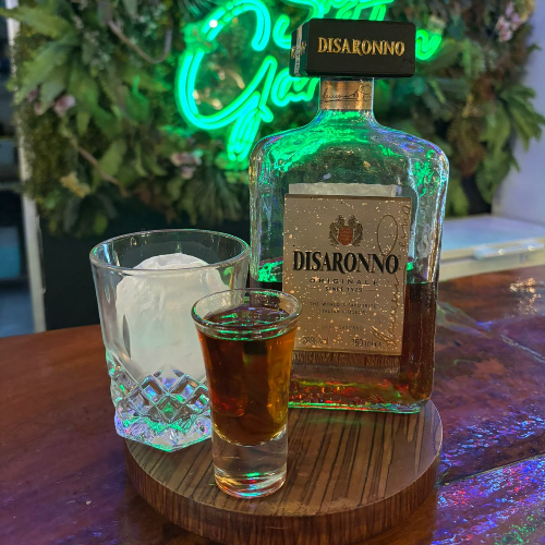 Trago de amaretto disaronno